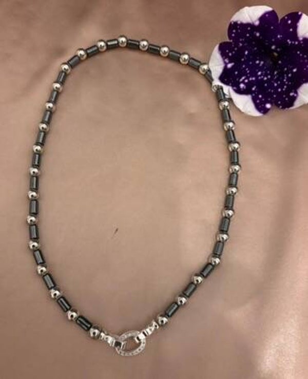 Wunderschöne Onyx-Kette mit markantem Verschluss