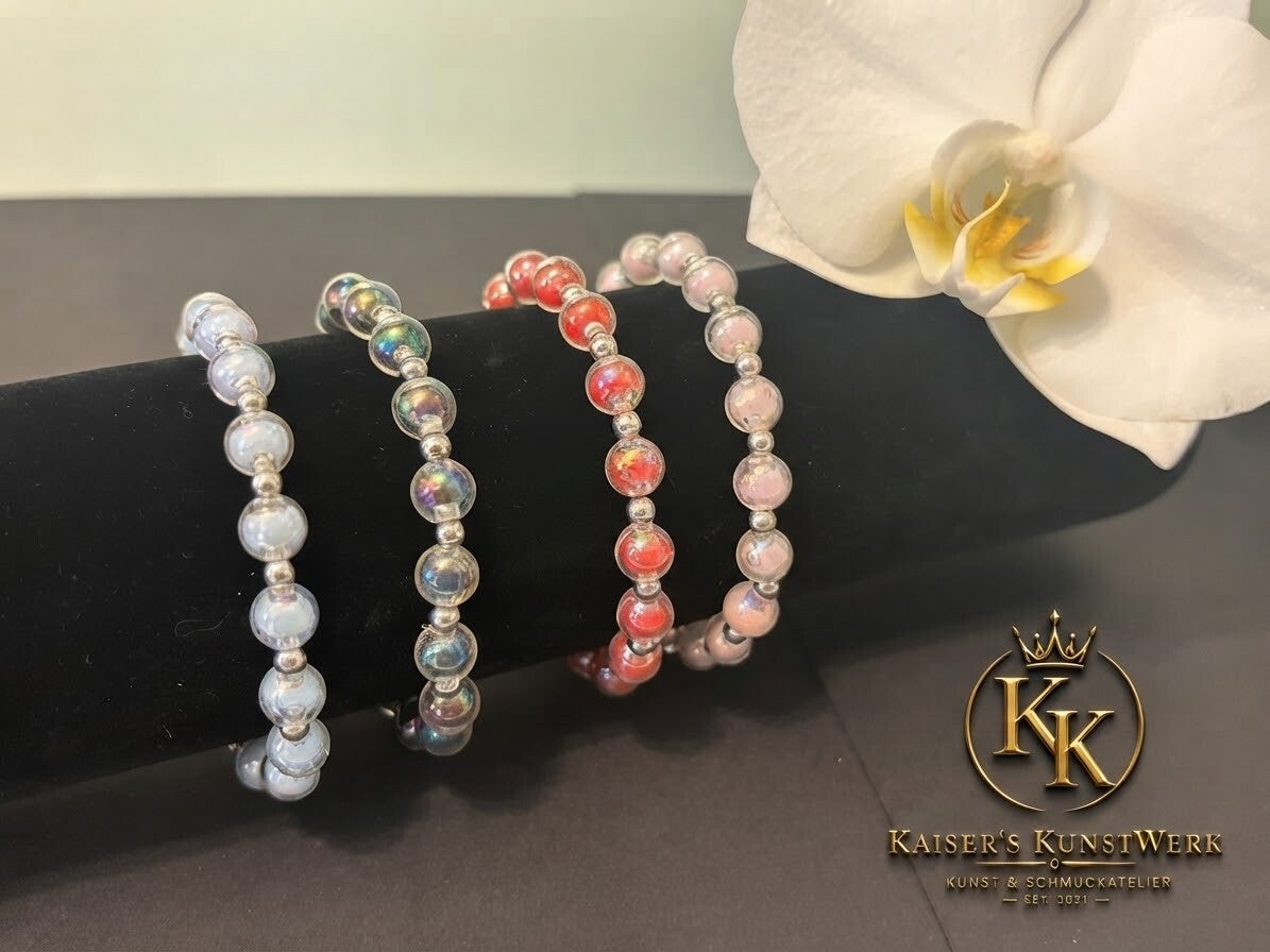 Armband Set bestehend aus vier elastischen Armbändern aus bunten Perlen