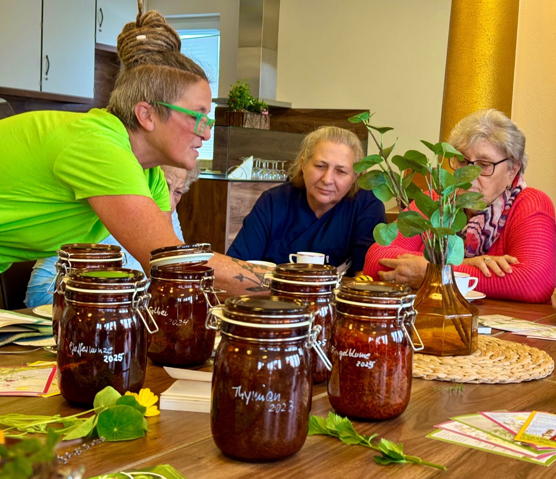 Wildkräutergarten mit Johaniskraut, Arnika, Frauenmantel