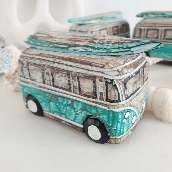 Houten volkswagen busje met surfplank
