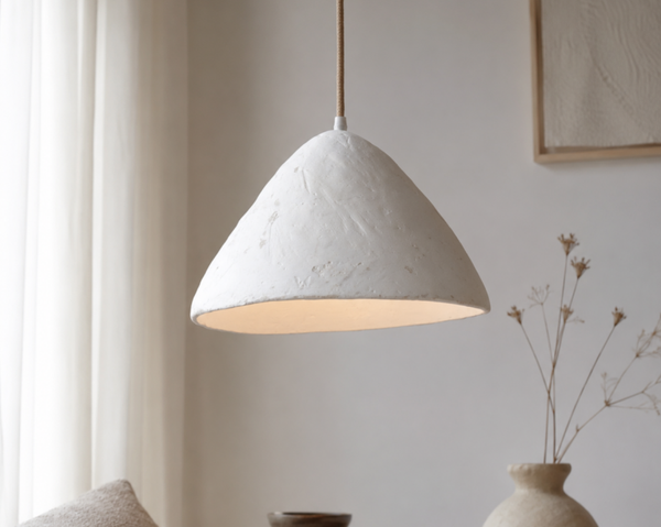 Minimalistische hanglamp van gepleisterd papier-maché