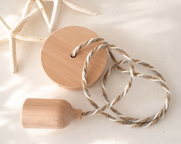 Houten hanglamp, gedraaide gestoffeerde kabel en plafondrozet