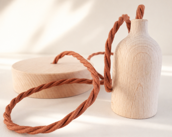 Houten hanglamp, gedraaide gestoffeerde kabel en plafondrozet