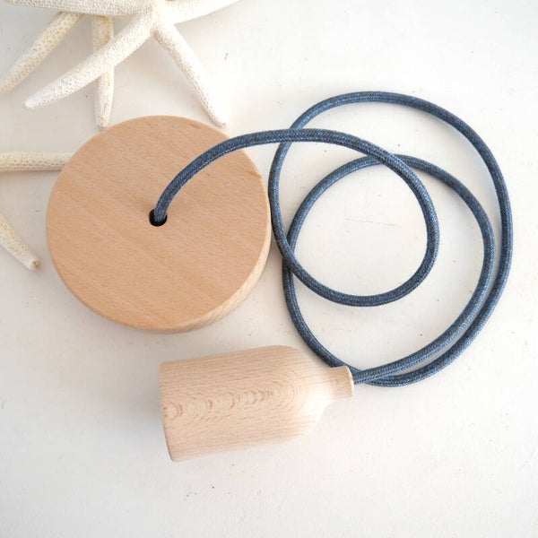 Houten hanglamp, gestoffeerde kabel en plafond rozet