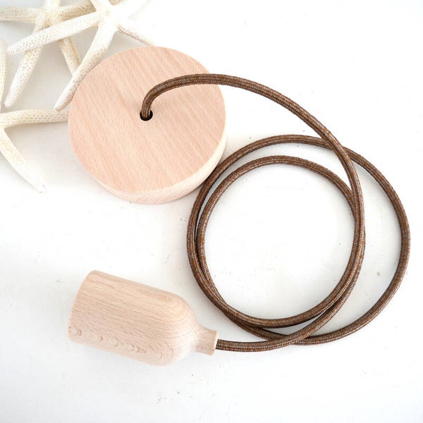 Houten hanglamp, gestoffeerde kabel en plafond rozet