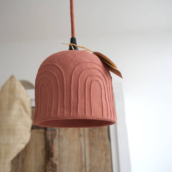 Lamp van papier maché in brick kleur, regenboog reliëf
