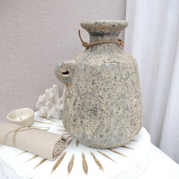 Vaas in Japandi-stijl met stenen afwerking