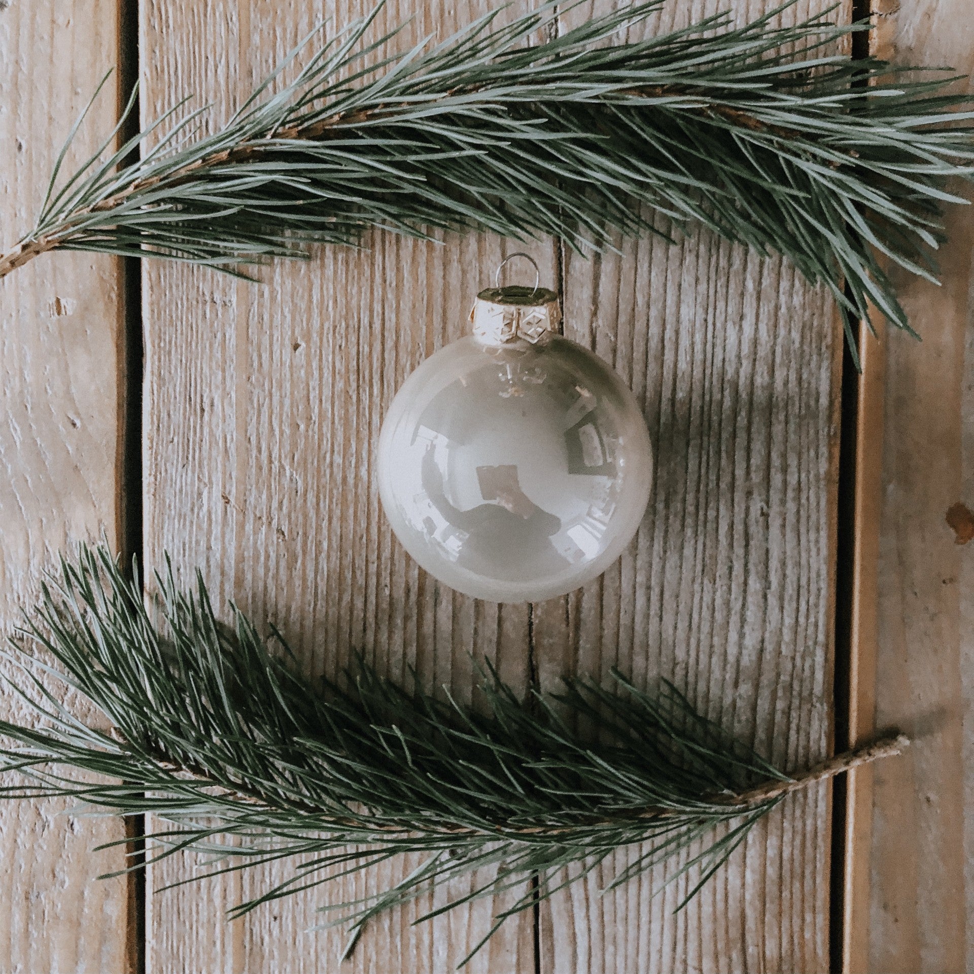 Kerstbal met naam - gebroken wit