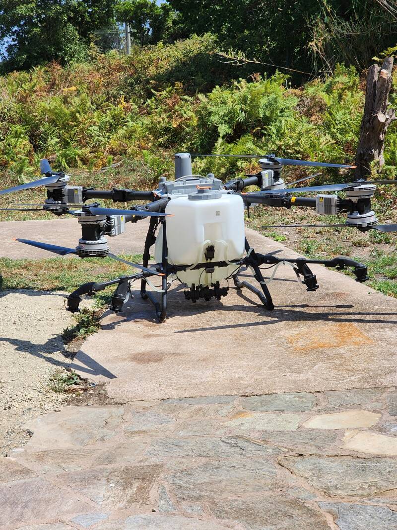 Préparation du drone DJI Agras T100 avant intervention