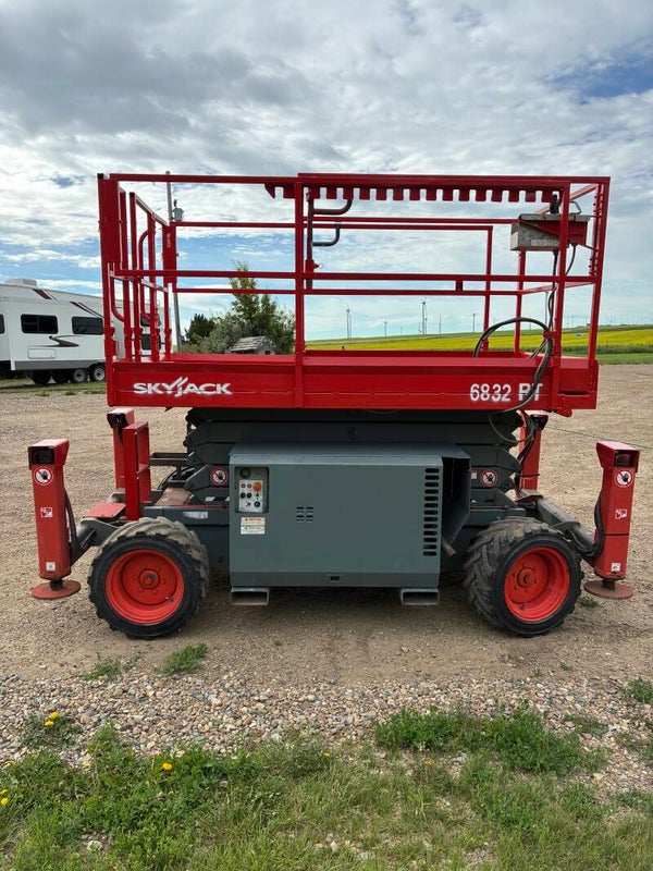 2018 skyjack 6832 4x4 scissor lift