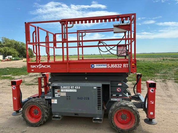 2018 skyjack 6832 RT scissor lift