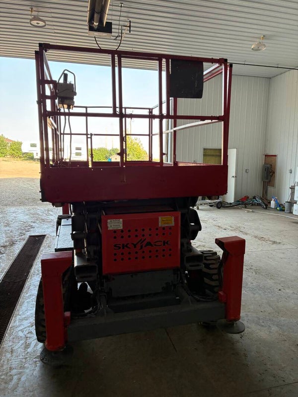 2016 skyjack 7127 RT scissor lift