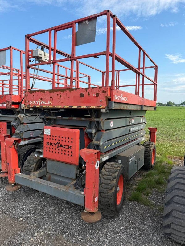 2013 skyjack 7135 RT scissor lift