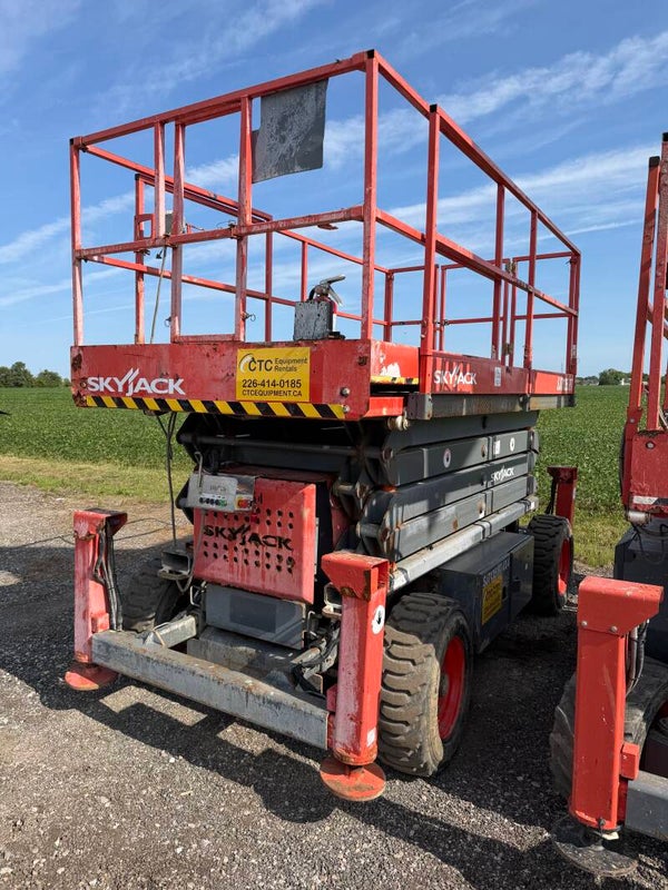 2013 skyjack 7135 RT scissor lift