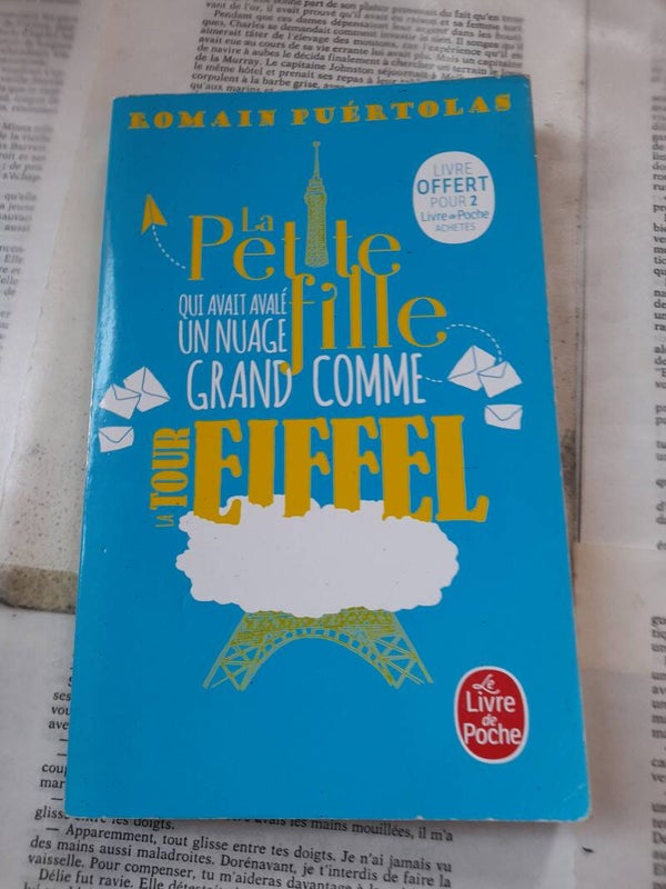 La petite fille qui avait avale un nuage grand comme la tour Eiffel - Romain Puertolas - Le livre de poche  - 2019