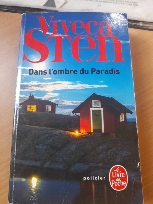 Dans l'ombre du paradis  - Viveca Sten - Le livre de poche  -2020  Suède