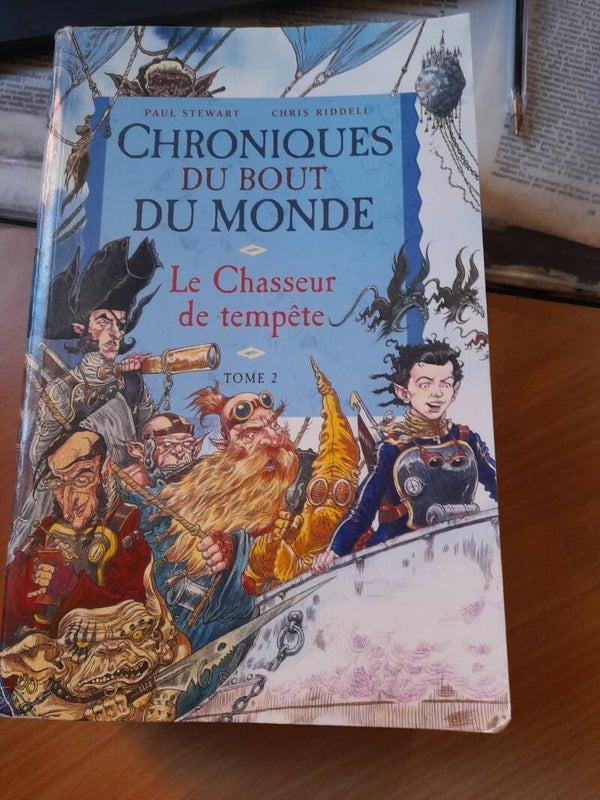 Chroniques du bout du monde T2 Le chasseur de tempête  -Paul Steward et Chris Riddell - Milan - 2003