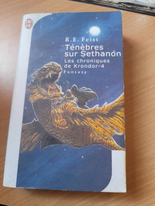 Les chroniques de Krondor T4 : Ténèbres sur Sethanon  - Raymond E. Feist - J'ai lu - 2002
