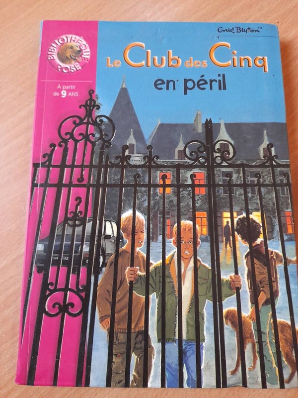 Le club des cinq en péril  - Enid Bluton - La bibliothèque rose 2002