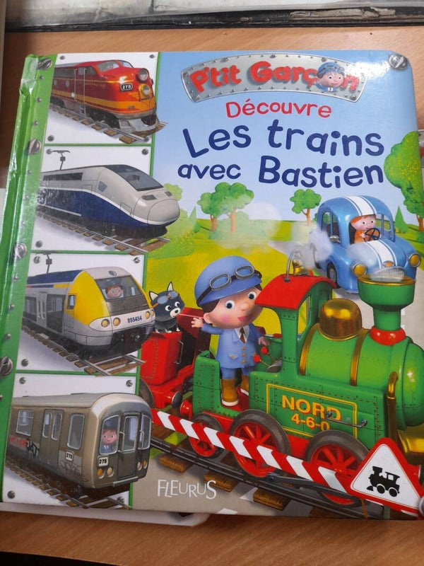 P'tit garçon découvre les trains avec Bastien - fleurus-
