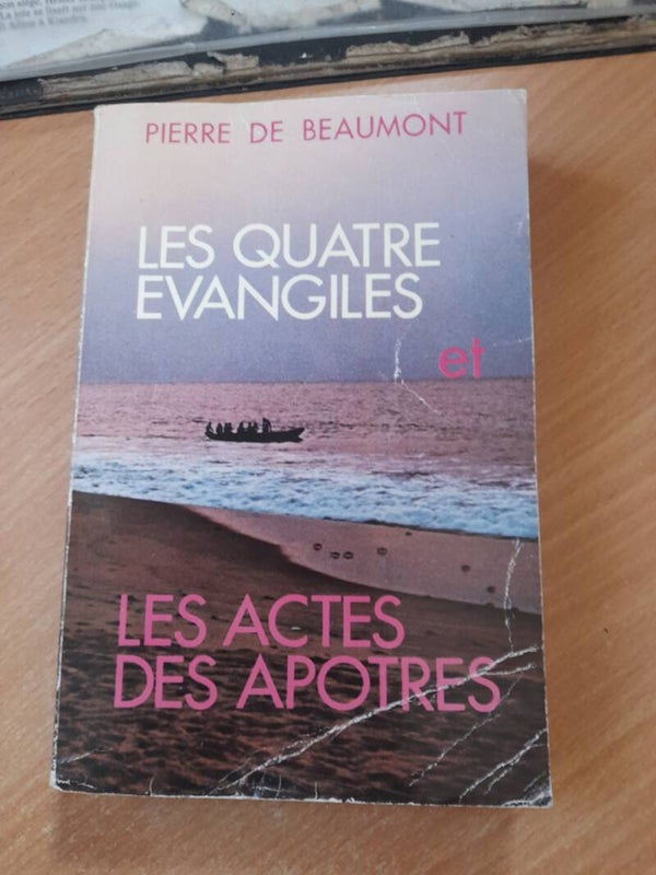 Les quatre évangiles et les les actes des apôtres - Pierre de Beaumont  - Fayard mame -1975a