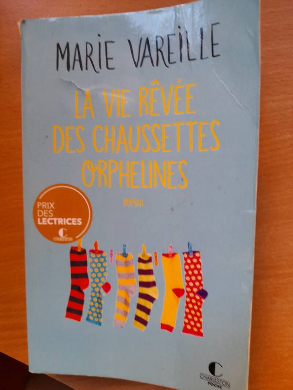 La vie rêvée des chaussettes orphelines - Marie Vareille - Charleston poche -2020