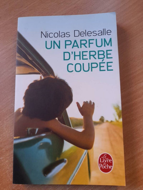 Un parfum d'herbe coupée - Nicolas Delesalle - Le livre de poche -2016