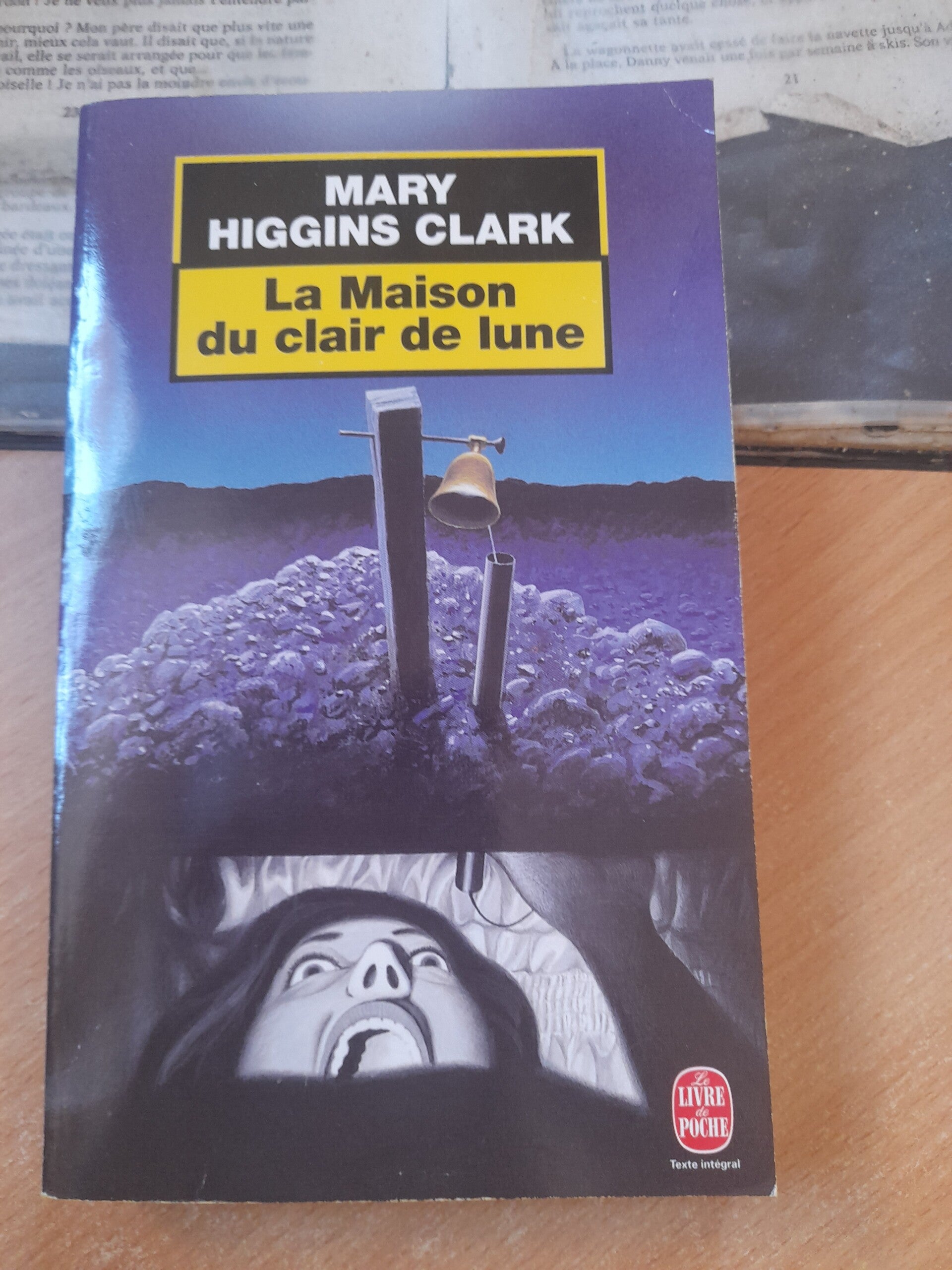 La maison au clair de lune - Mary Higgins Clark  - Le livre de poche - 1998
