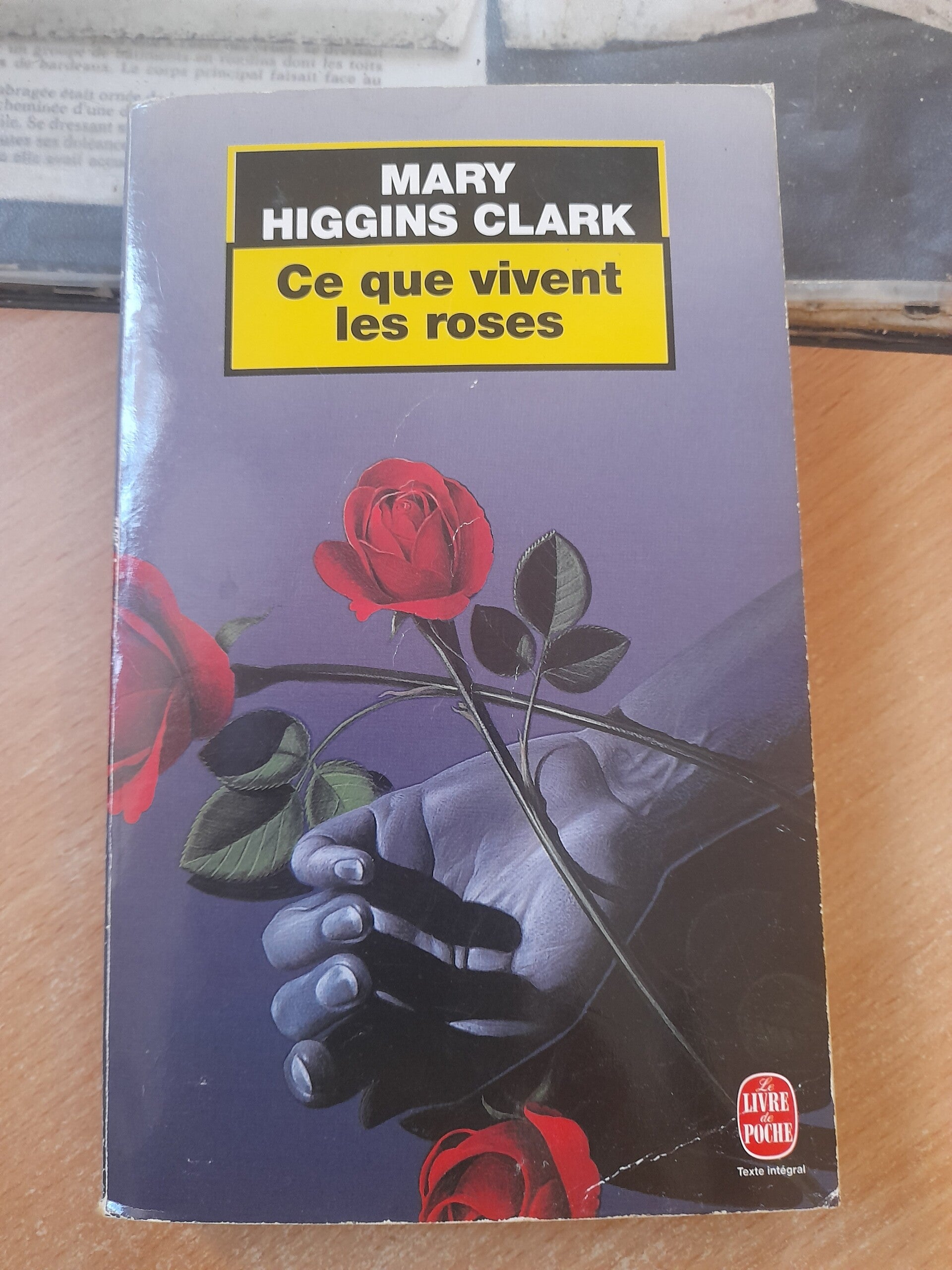 Ce que vivent les roses - Mary Higgins Clark  - Le livre de poche - 1998
