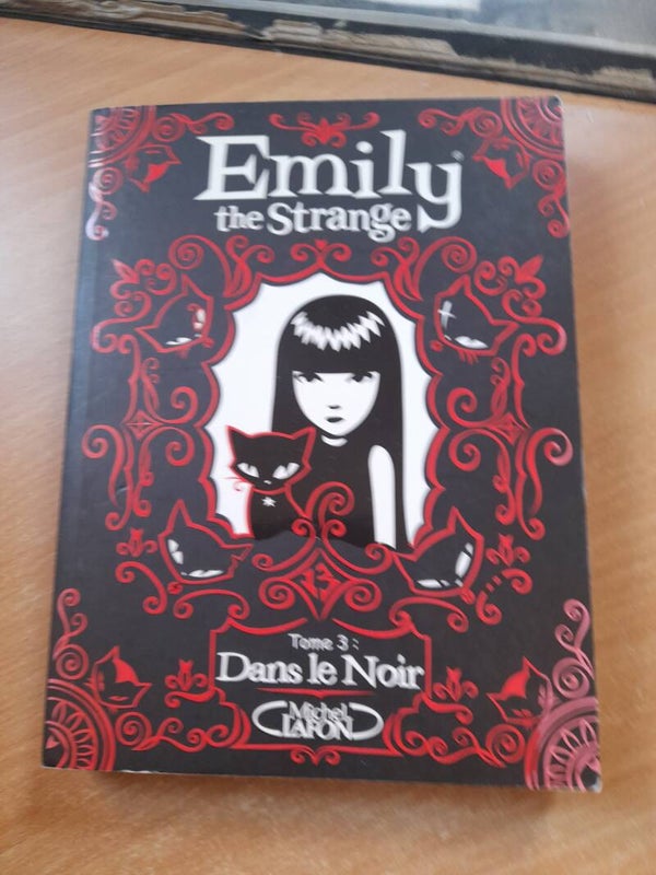 Emily the Strange T3 : Dans le noir - Rob Reger et Jessica Gruner - Michel Lafon -2011