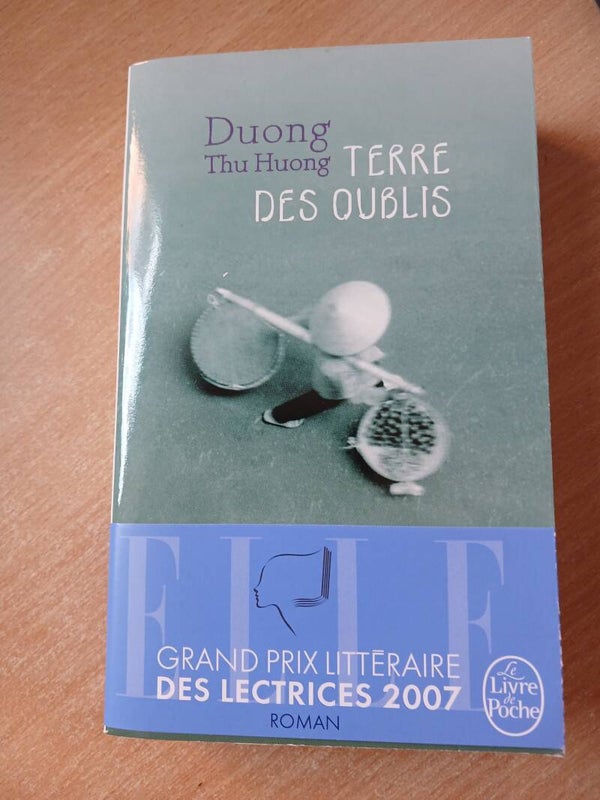 Terre des oublis  - Duong Thu Huong - Picquier poche -2007 Vietnam