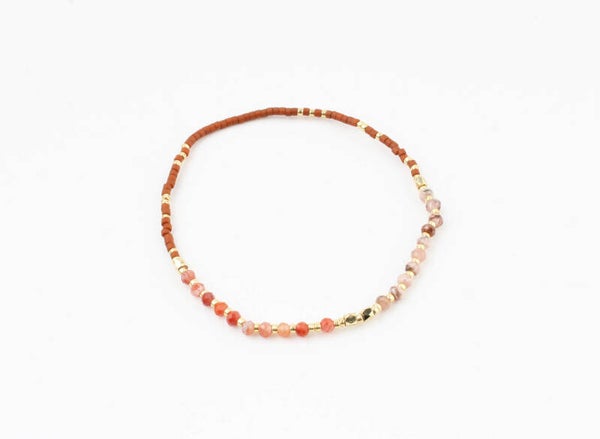 Armband kraaltjes roestkleuren met goud