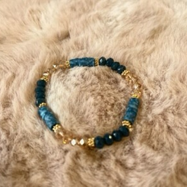 Armbandje blauw, beige