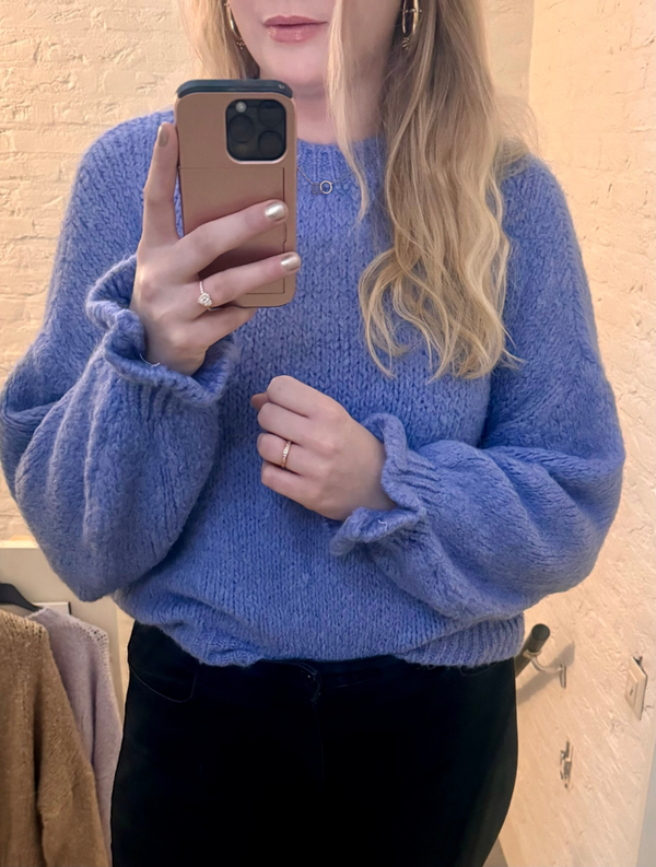 Yuna trui - blauw met ruffel mouw