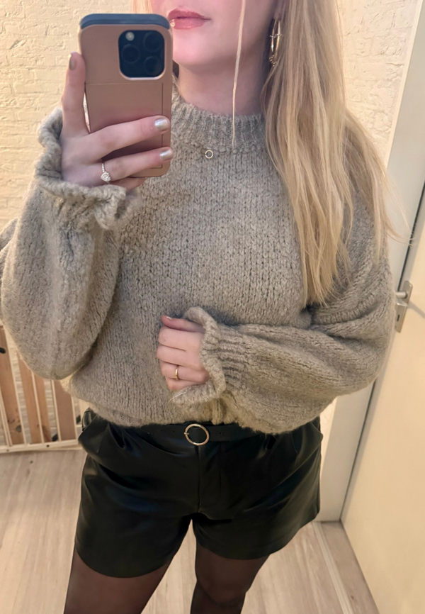 Yuna trui - beige/licht groen  met ruffel mouw