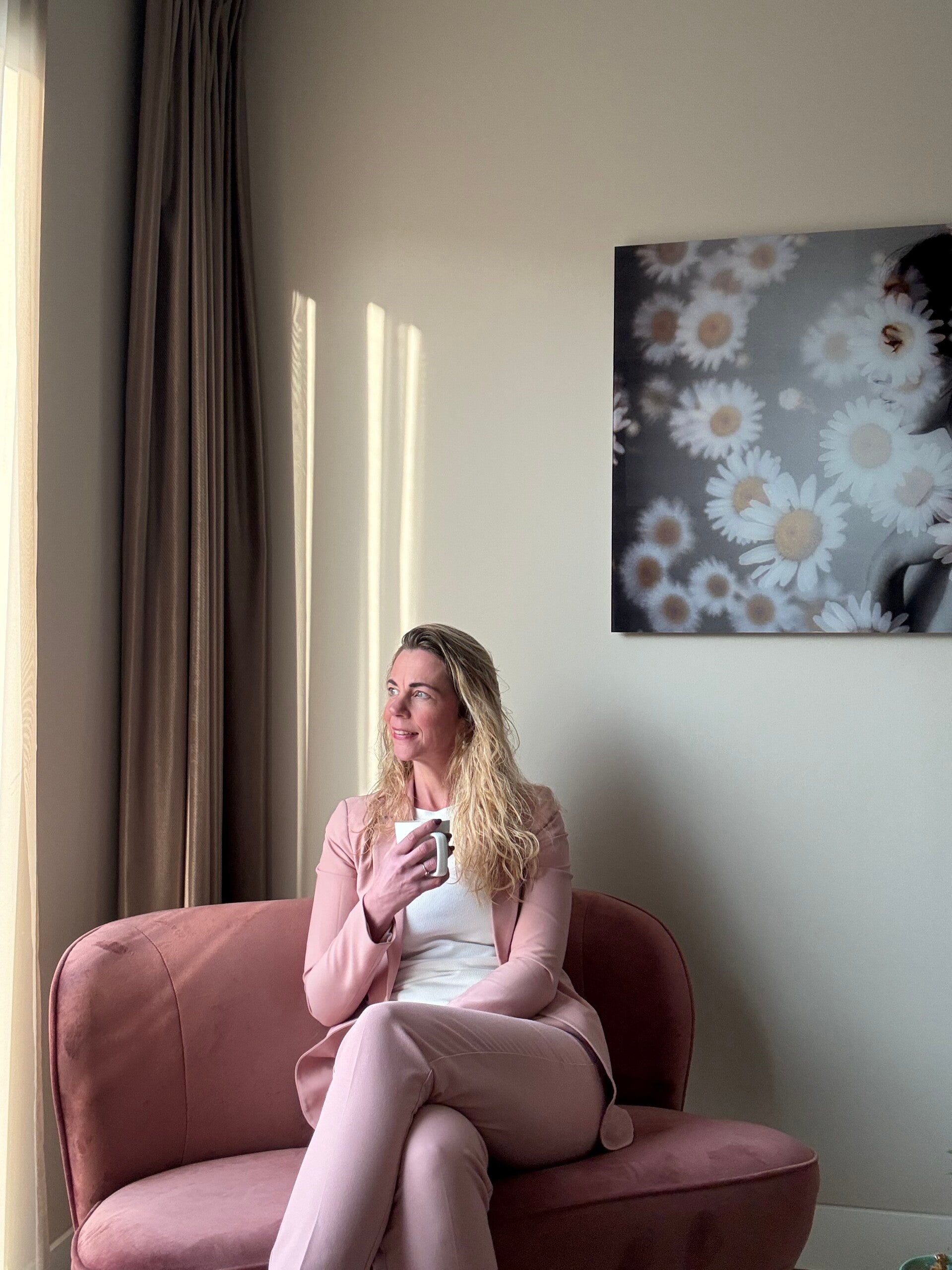 Eigenaresse op bank in coachpraktijk