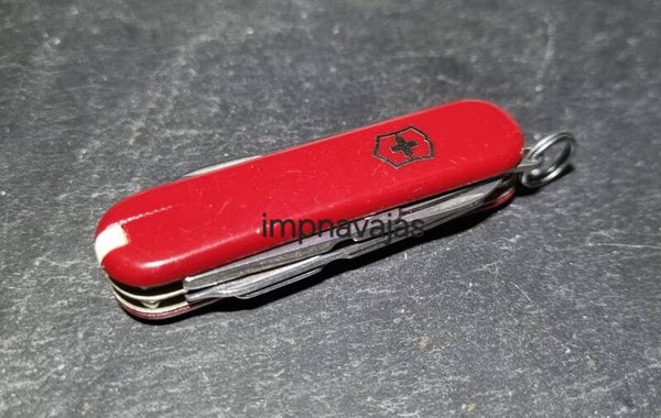 L82 - Victorinox Minichamps Roja