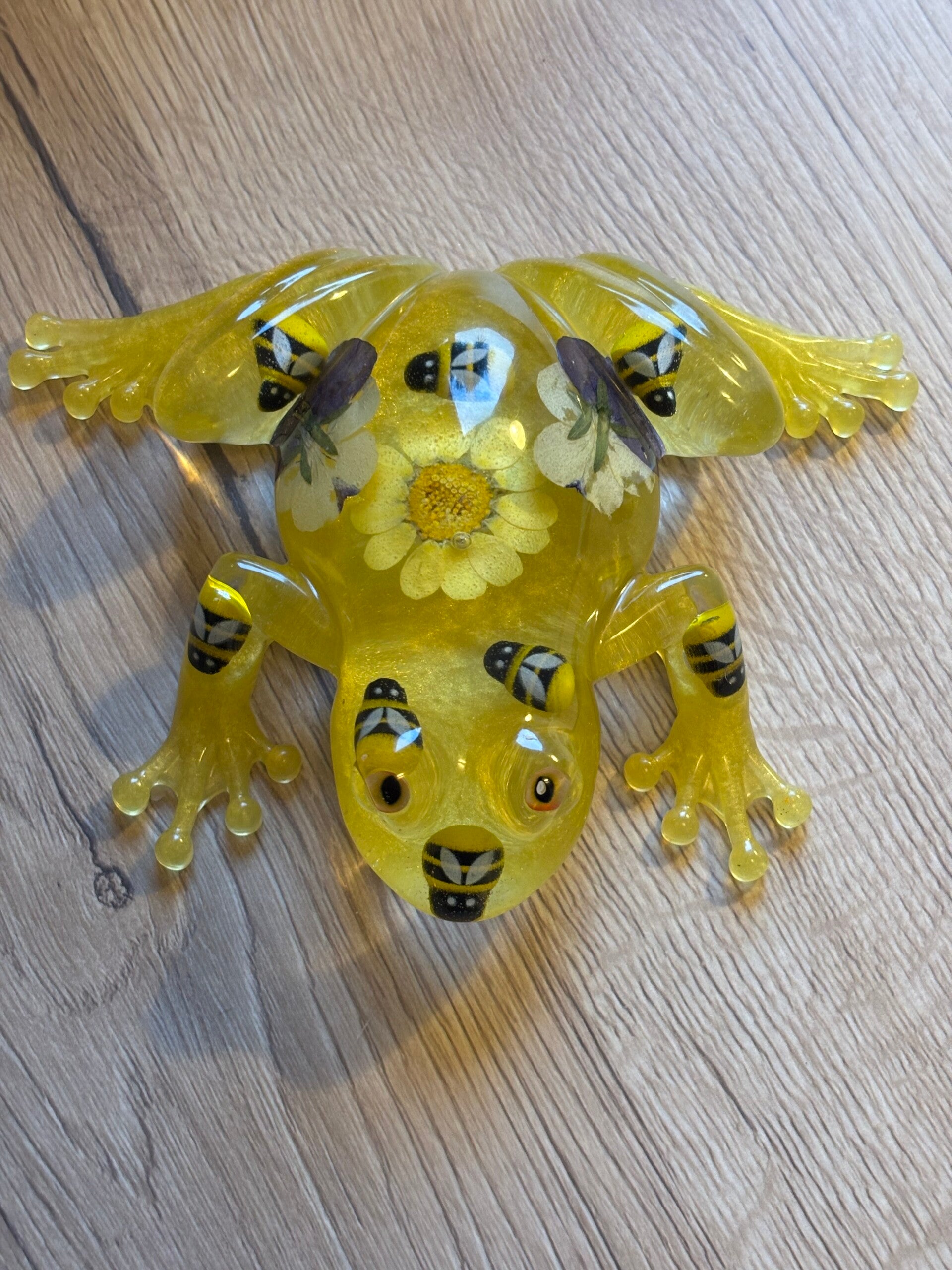 Frosch gelb mit Bienen und Blumen