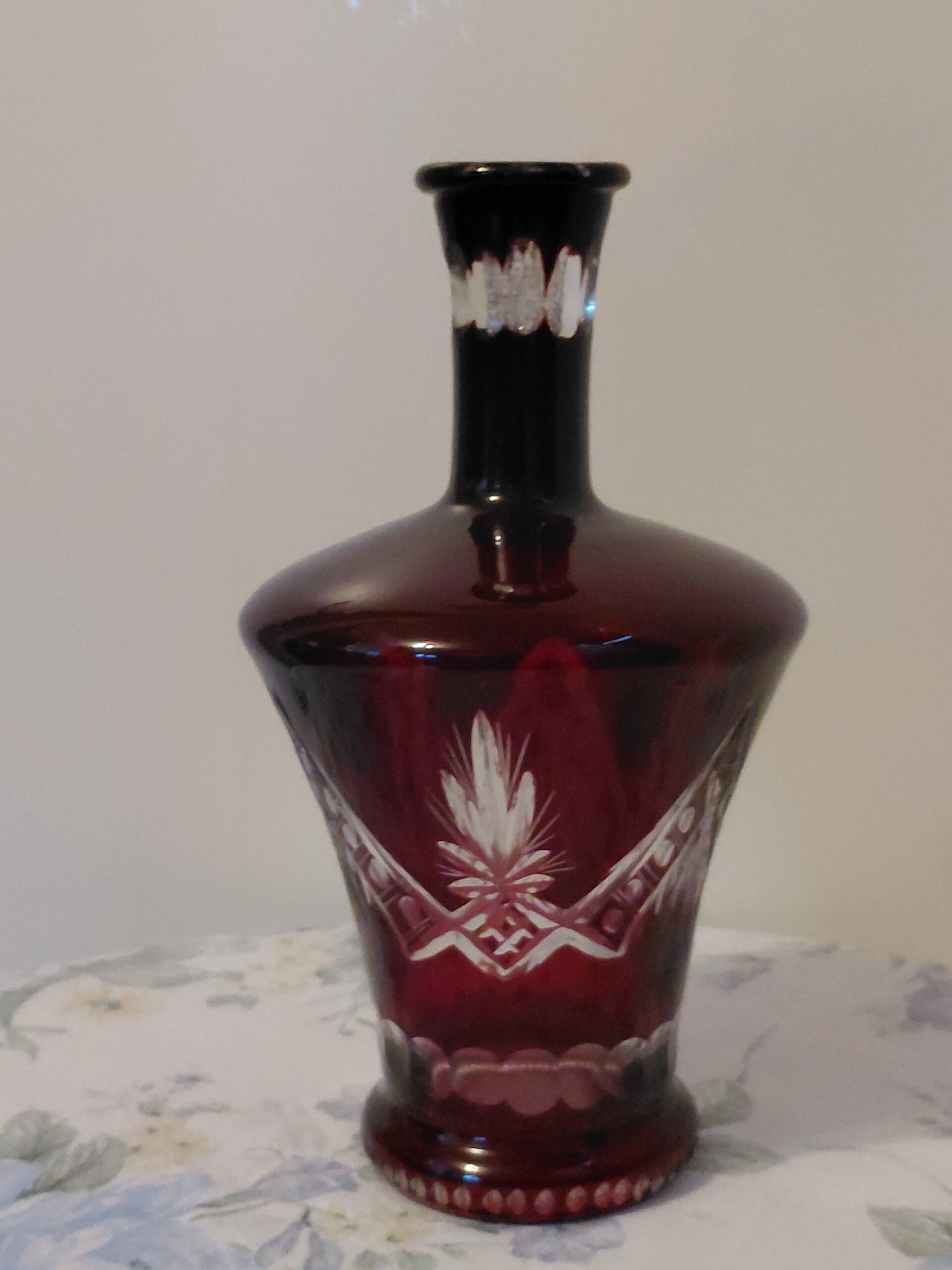 Karaf geslepen cranberry glas