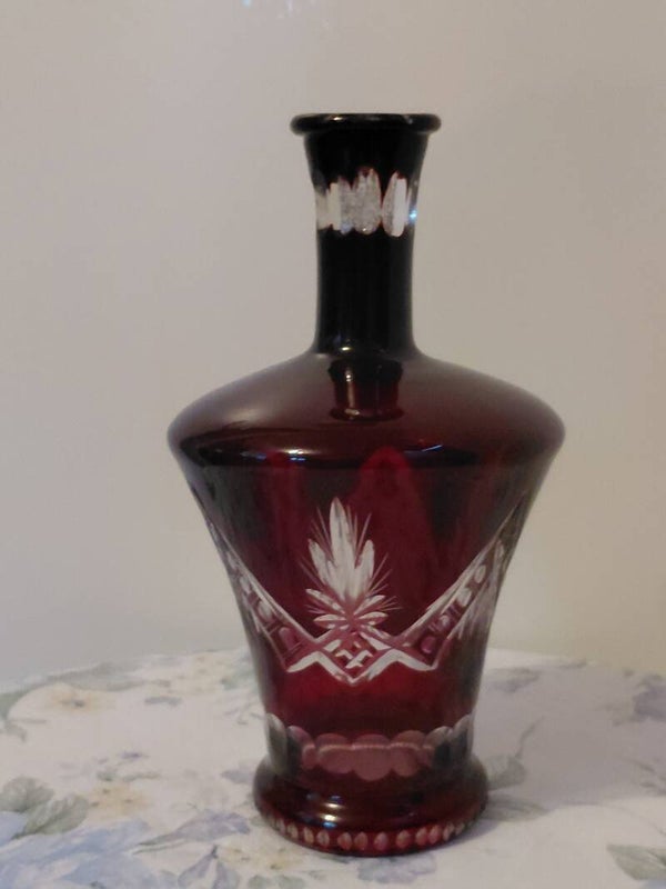 Karaf geslepen cranberry glas