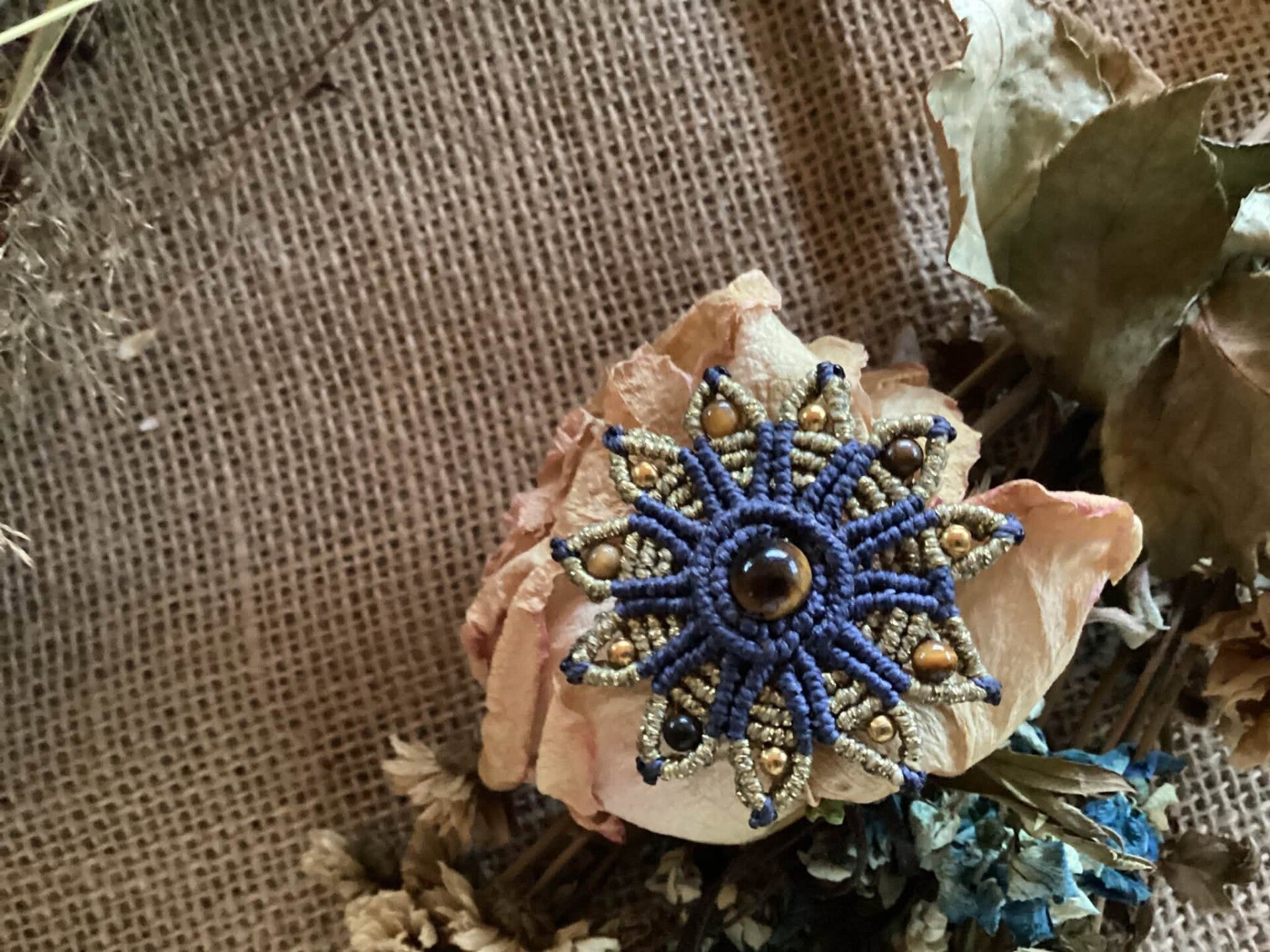 Broche artisanale « Fleur céleste »