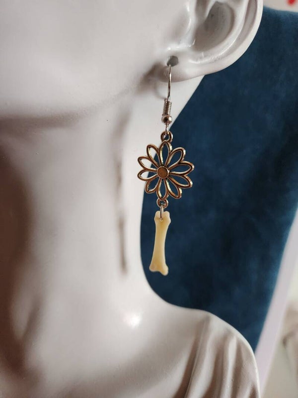 Ohrring mit Knochen
