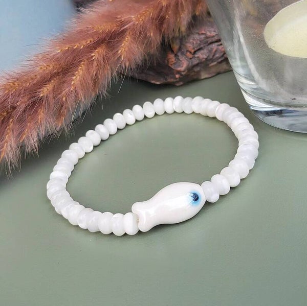 schelp armband met keramiek visje, wit