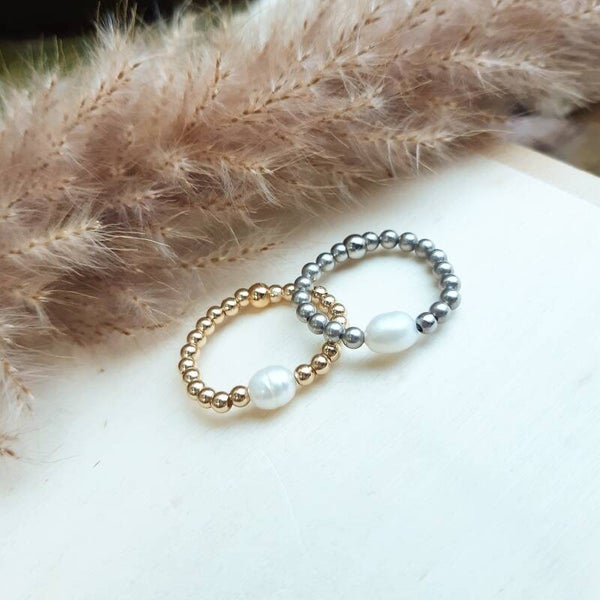 Rvs kralenring met zoetwaterparel