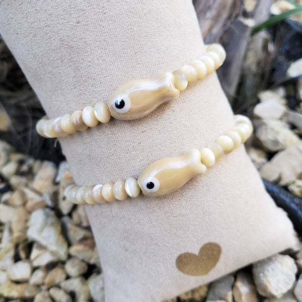 Schelpkralen armband met keramiek visje