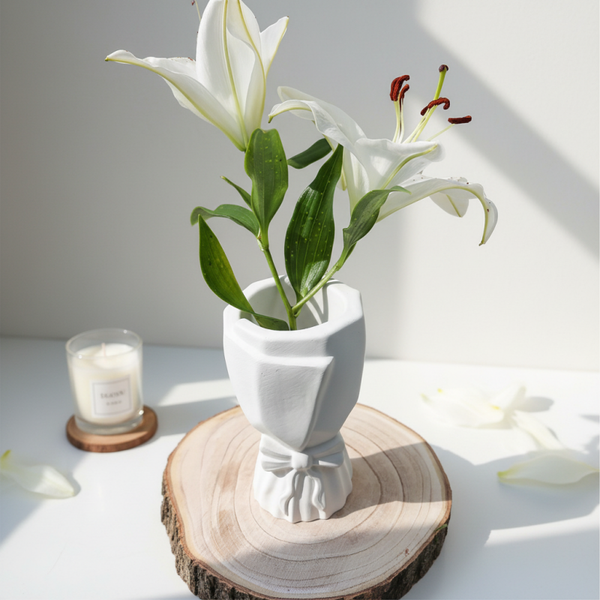 Vase mit Schleifenakzent