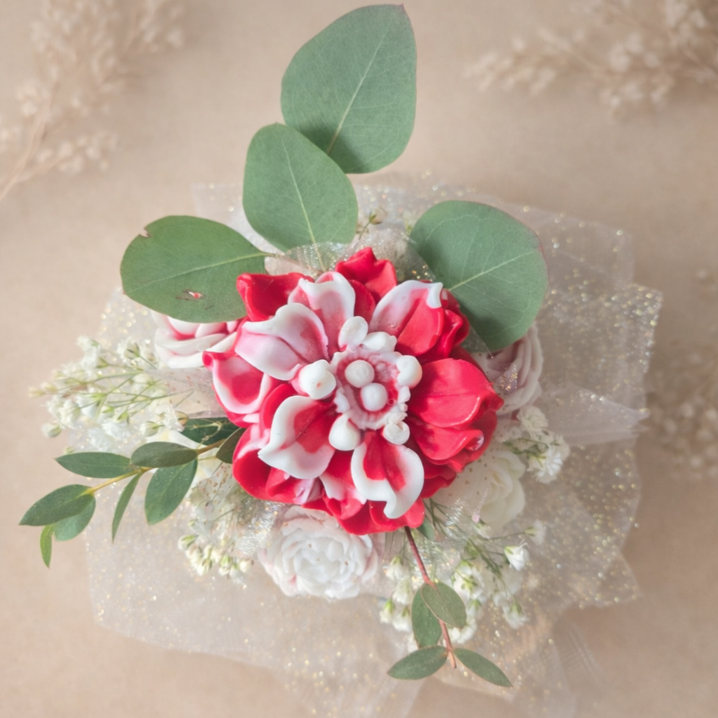 Elegantes Blumenarrangement aus Wachs – zeitlose Schönheit