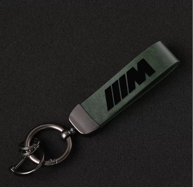 Luxe Leer M Sleutelhanger – Lederen Autosleutel Houder – Herensieraad & Auto-accessoire