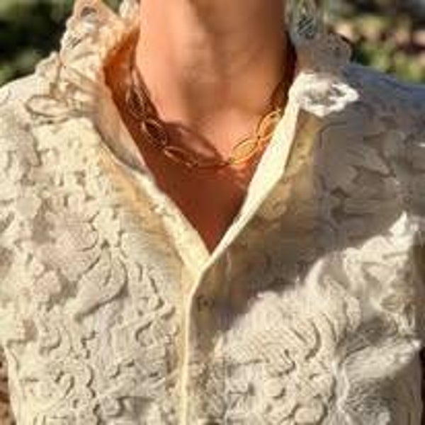 Chemise en dentelle à col haut