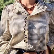Blouse à carreaux avec col volanté